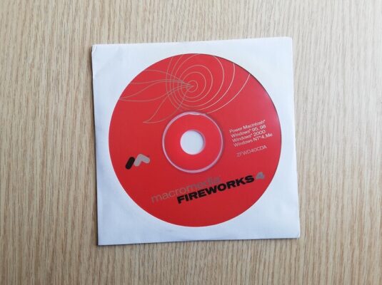 orjinal macromedia fireworks 4 kurulum cd  